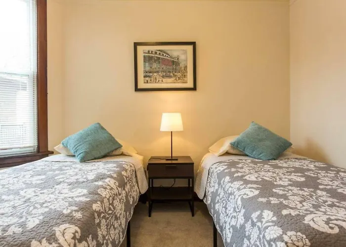 Wrigley Oasis! Steps From The Field! - 3Bd 1Ba