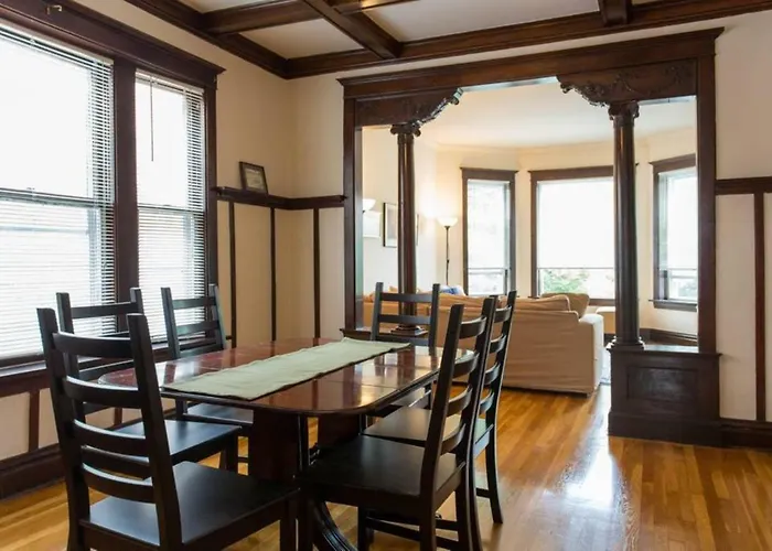 Wrigley Oasis! Steps From The Field! - 3Bd 1Ba